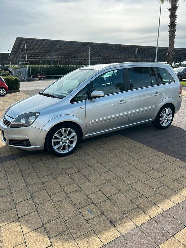 Usata Opel Zafira Cosmo 150 CV (110 kW) 2007 Grigio Monovolume