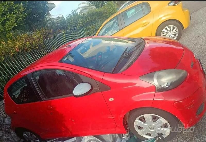 Usata Toyota Aygo Connect Style 68 CV (50 kW) 2011 Rosso Utilitaria