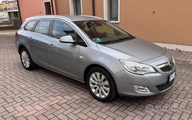 Usata Opel Astra 110 CV (80 kW) 2012 Grigio Station wagon