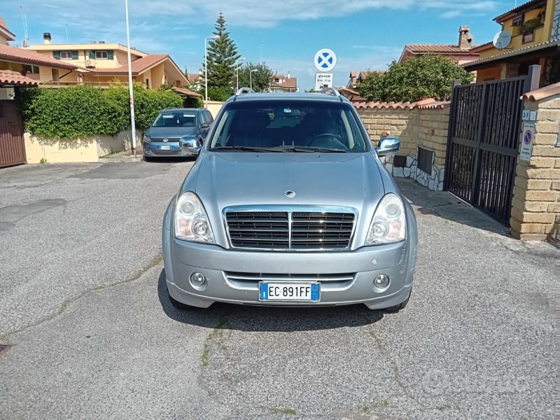 Grigio Usata 2010 Ssangyong (KGM) Rexton SUV | 4900 € (Cara) - Immagine 1/4