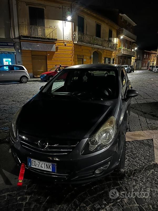 Grigio Usata 2010 Opel Corsa Tre volumi | 1800 € (Ottimo prezzo) - Immagine 1/4