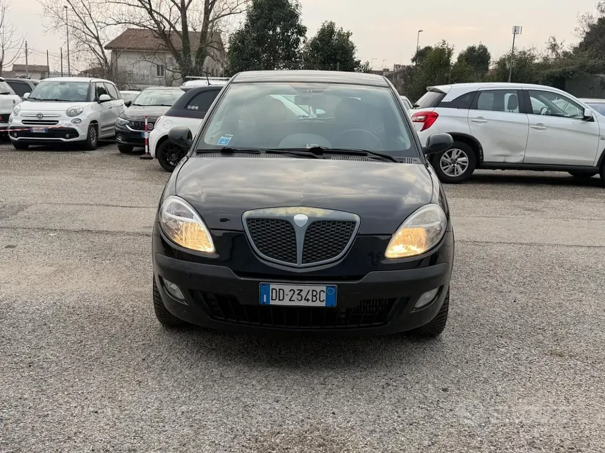 Usado Lancia Ypsilon 69 HP (50 kW) 2006 Preto Citadino