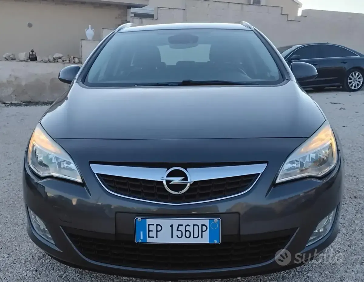 Usata Opel Astra Cosmo 110 CV (80 kW) 2012 Grigio Station wagon