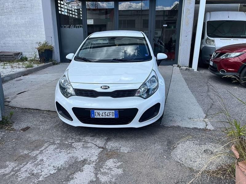 Usata Kia Rio LX 86 CV (63 kW) 2013 Bianco Berlina