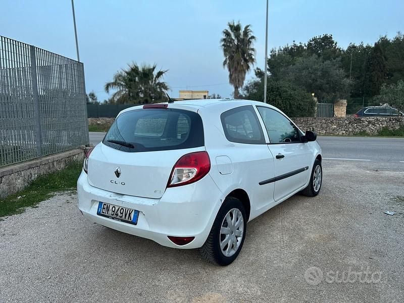 Usata Renault Clio II 75 CV (55 kW) 2011 Bianco Berlina