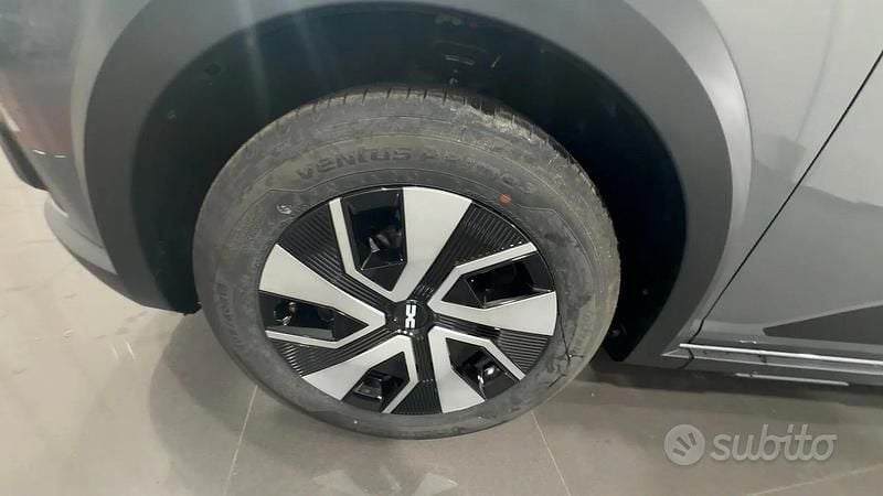 Grigio scisto Nuova 2025 Dacia Sandero Extreme Due volumi | 17.190 € (Buon prezzo) - Immagine 1/4