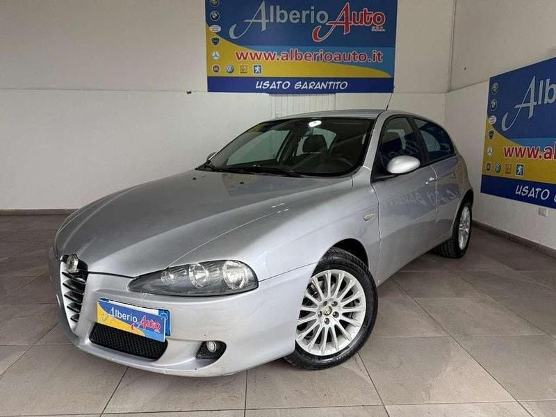 Usata Alfa Romeo 147 Distinctive 120 CV (88 kW) 2005 Argento Utilitaria