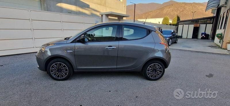 Usata Lancia Ypsilon Gold 69 CV (50 kW) 2022 Grigio scuro Utilitaria
