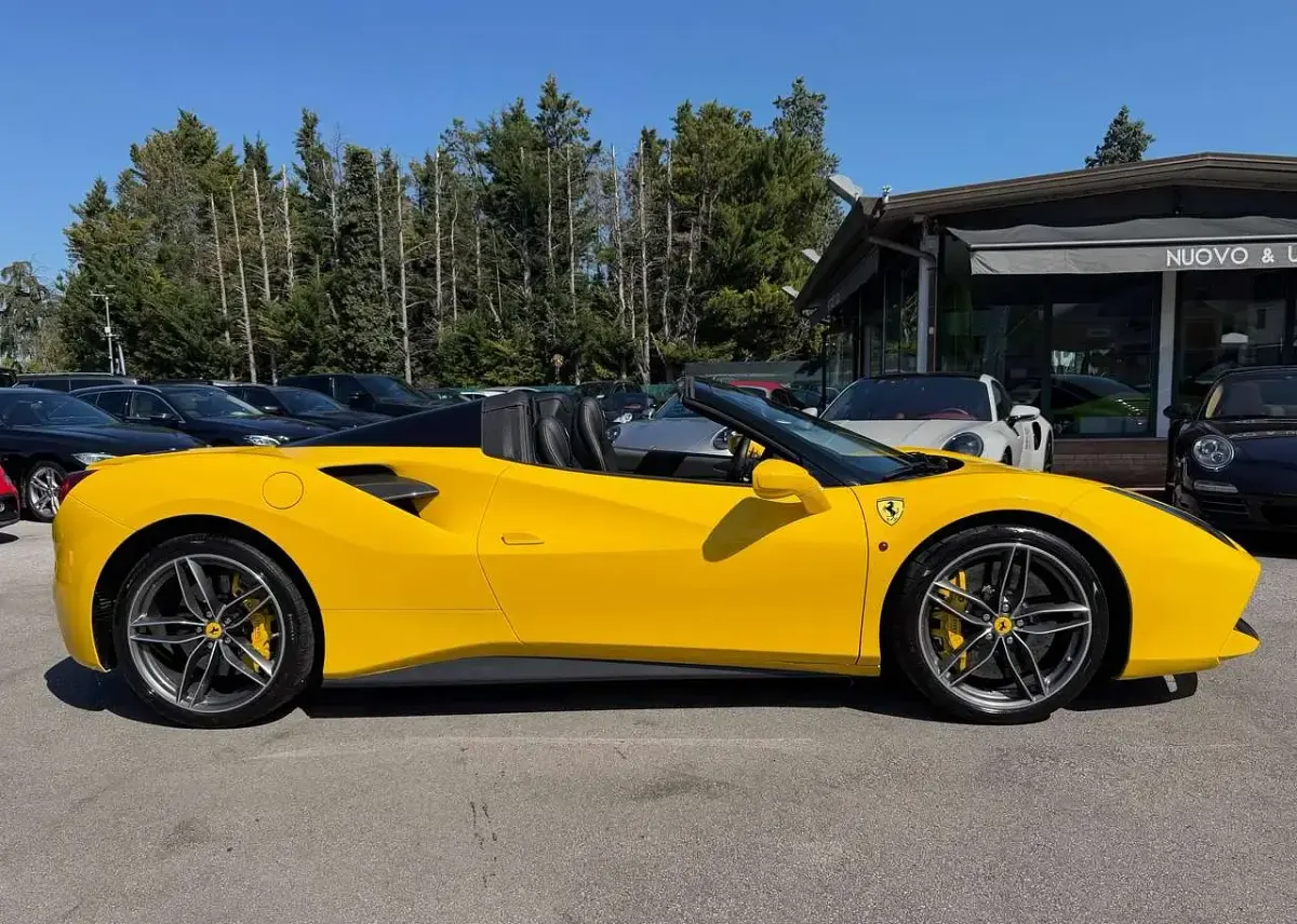 Usata Ferrari 488 670 CV (492 kW) 2017 Giallo modena Cabrio