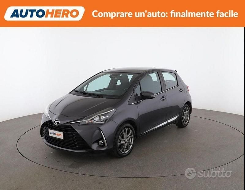 Usata Toyota Yaris Lounge 111 CV (81 kW) 2017 Grigio Berlina