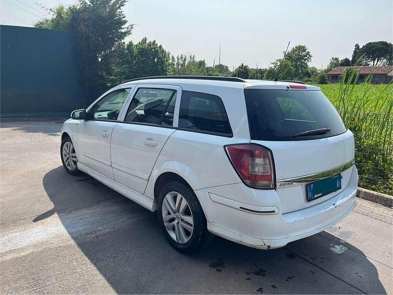 Usata Opel Astra 102 CV (75 kW) 2007 Bianco Station wagon
