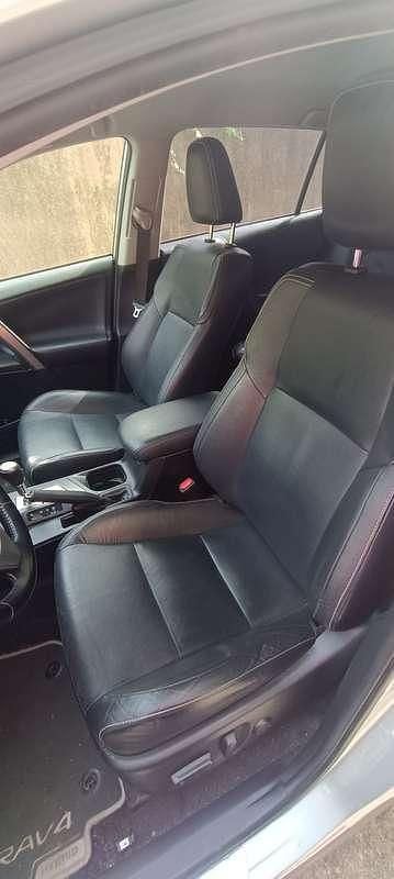 Begagnad Toyota RAV4 Hybrid Lounge 155 HK (114 kW) 2016 Silver SUV