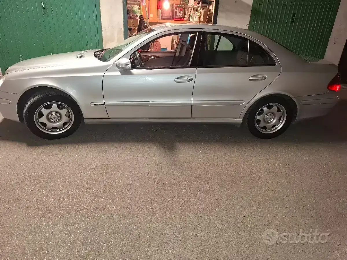 Usata Mercedes E220 150 CV (110 kW) 2003 Grigio Berlina