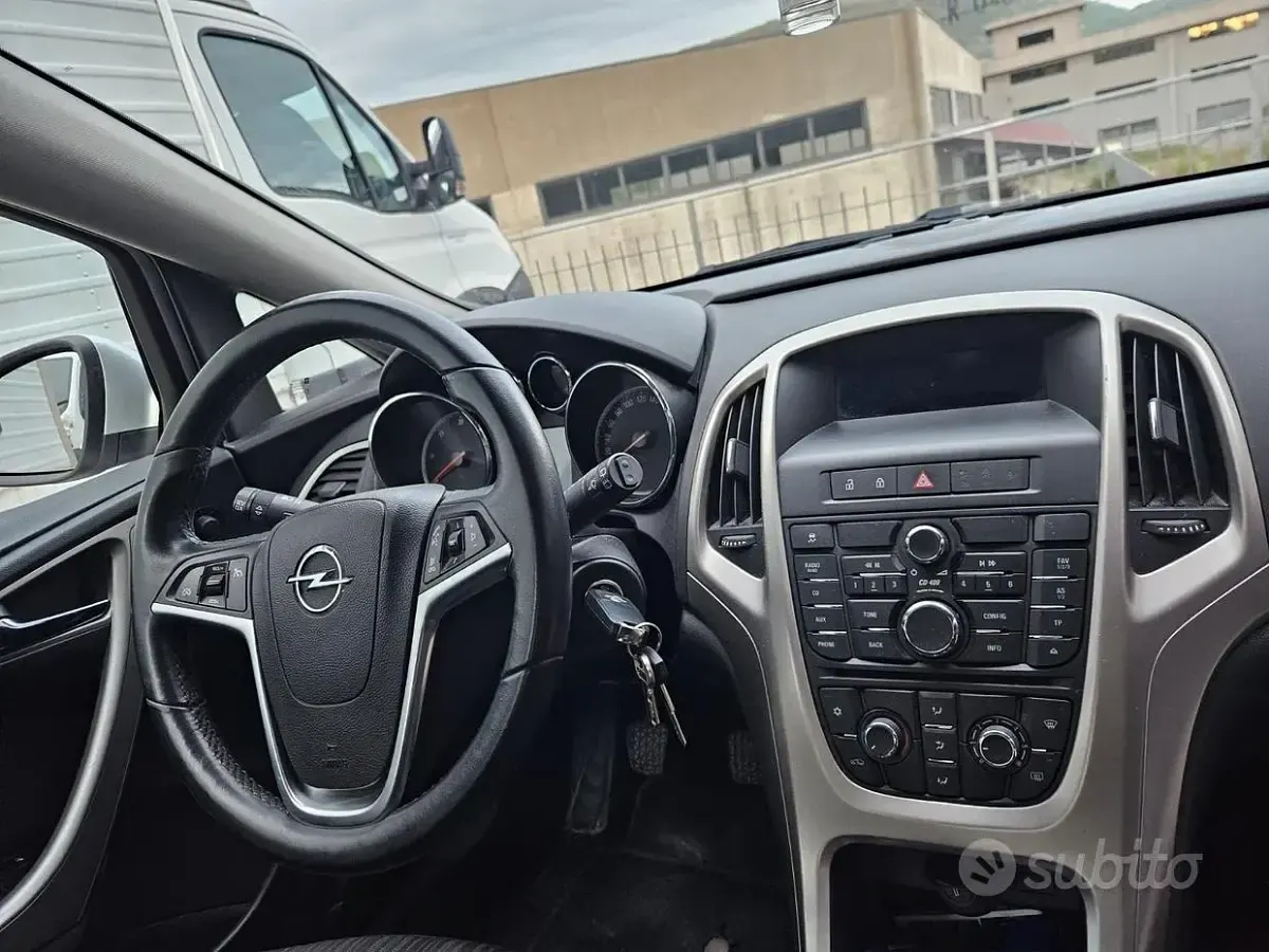 Usata Opel Astra 110 CV (80 kW) 2012 Grigio Berlina