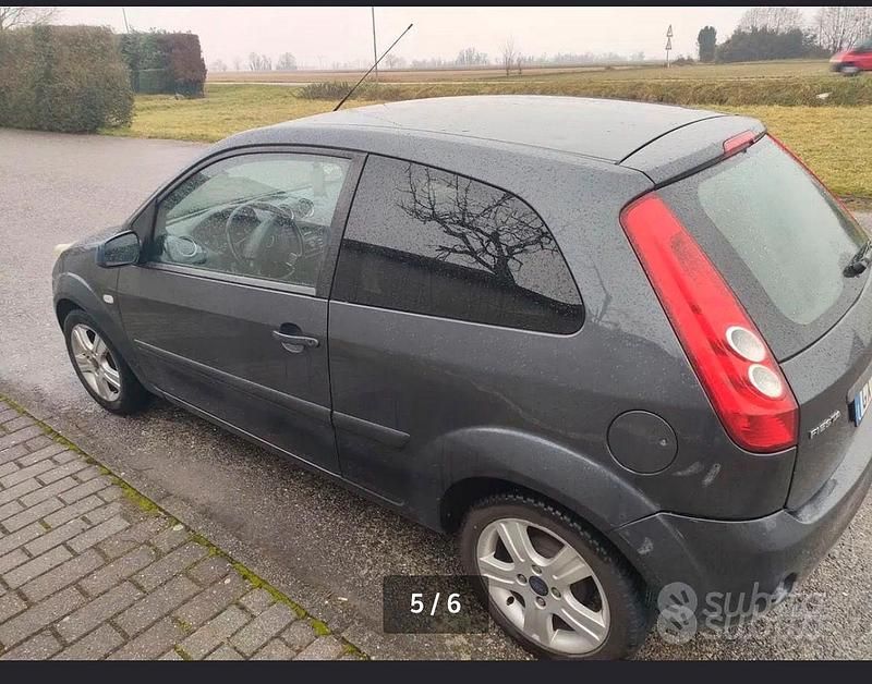 Usata Ford Fiesta Titanium 75 CV (55 kW) 2008 Grigio Utilitaria
