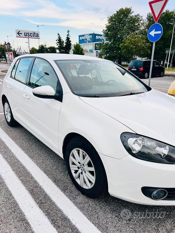 Usata VW Golf VI Trendline 102 CV (75 kW) 2010 Bianco Utilitaria