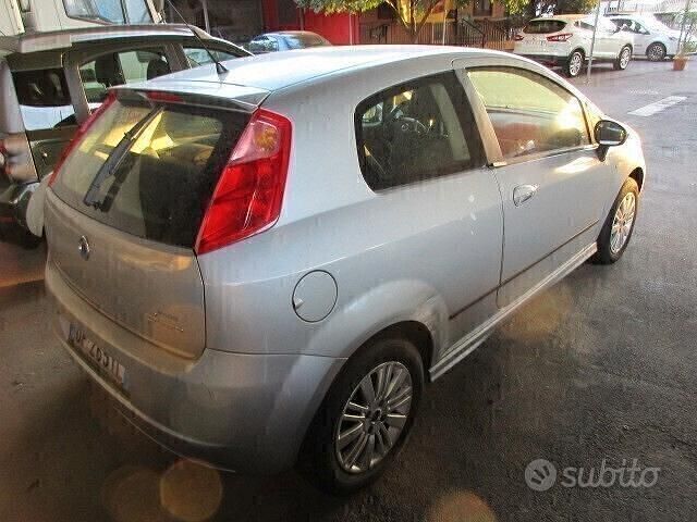 Usata Fiat Grande Punto Dynamic 77 CV (56 kW) 2007 Blu Utilitaria
