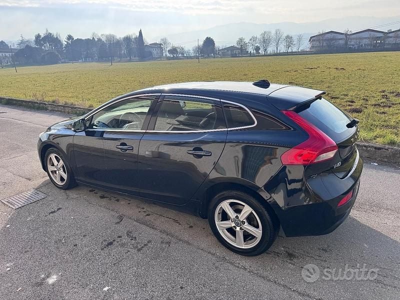Usata Volvo V40 114 CV (83 kW) 2014 Nero Berlina