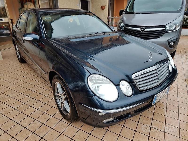 Usata Mercedes E220 Elegance 149 CV (109 kW) 2004 Blu Berlina