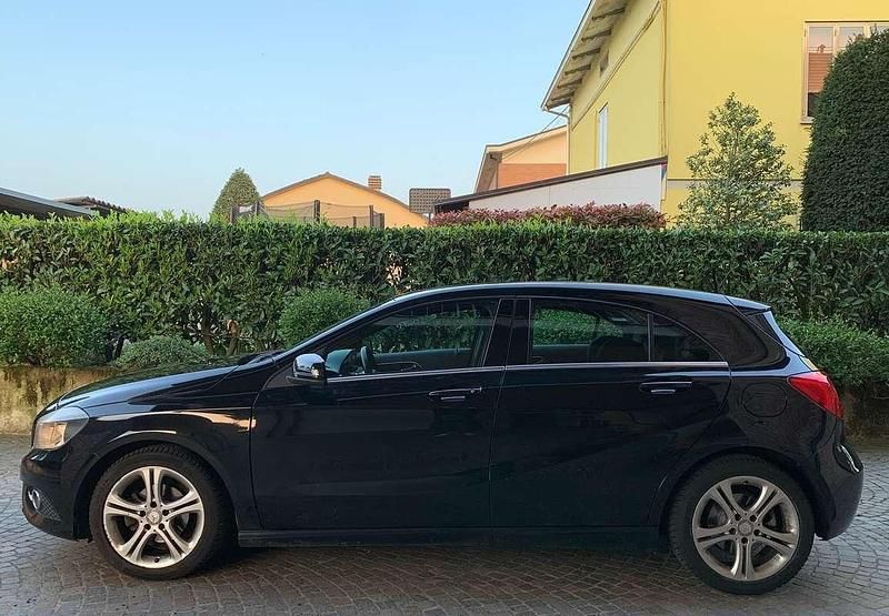 Usata Mercedes A180 109 CV (80 kW) 2012 Nero Utilitaria