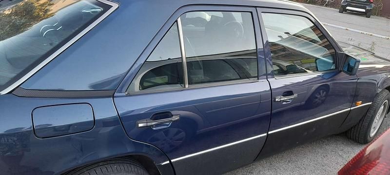Usata Mercedes 200 136 CV (100 kW) 1993 Blu/azzurro Berlina