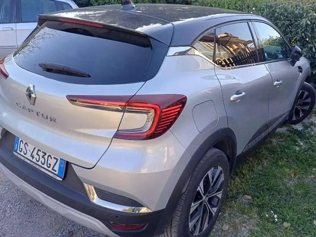Usata Renault Captur Techno 101 CV (74 kW) 2024 Argento SUV