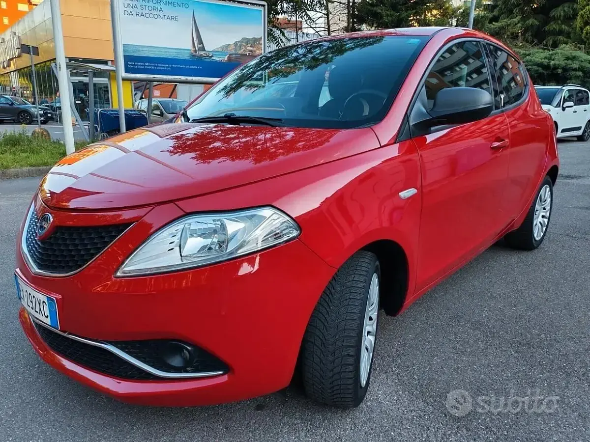 Usata Lancia Ypsilon 69 CV (50 kW) 2015 Rosso Utilitaria