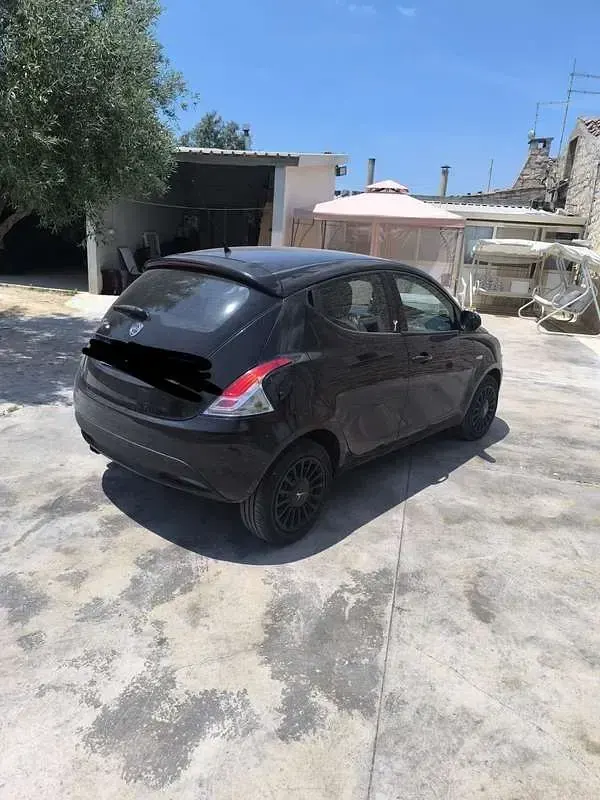 Usata Lancia Ypsilon 69 CV (50 kW) 2015 Nero Utilitaria