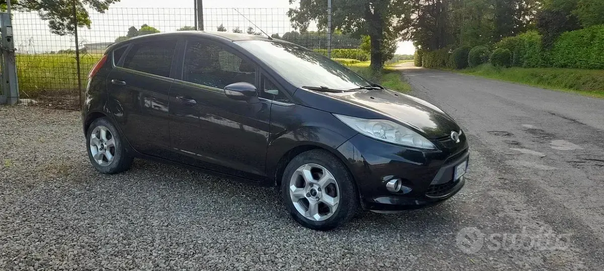 Usata Ford Fiesta 82 CV (60 kW) 2010 Nero Berlina