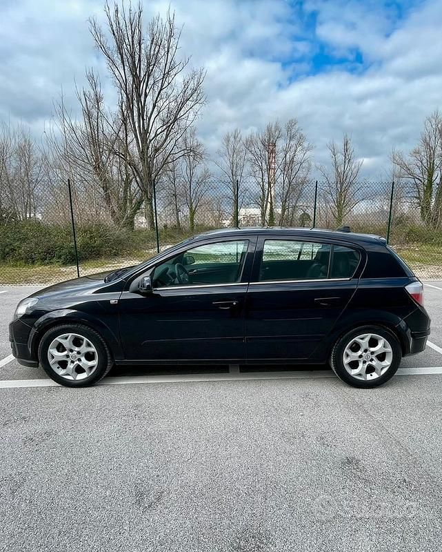 Usata Opel Astra 101 CV (74 kW) 2005 Nero Berlina