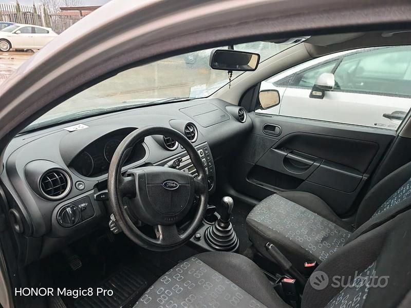 Usata Ford Fiesta Ghia 74 CV (54 kW) 2005 Grigio Berlina
