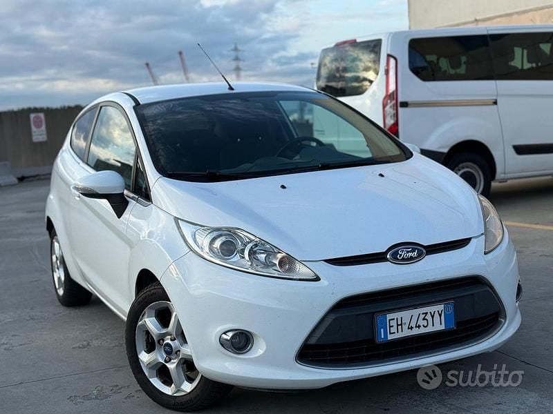 Bianco Usata 2011 Ford Fiesta Titanium Tre volumi | 3700 € (Ottimo prezzo) - Immagine 1/4