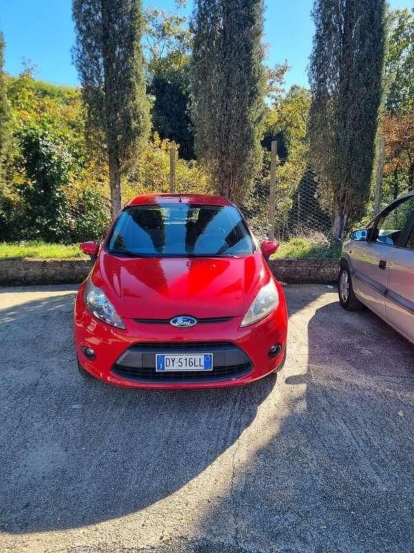 Rosso Usata 2009 Ford Fiesta Titanium Tre volumi | 2600 € (Super prezzo) - Immagine 1/4
