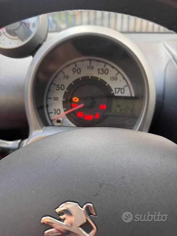 Usata Peugeot 107 68 CV (50 kW) 2012 Bianco Utilitaria