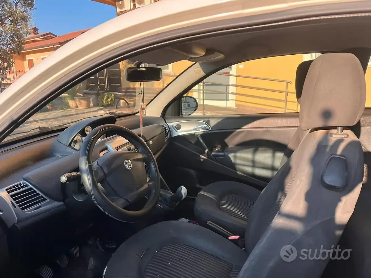 Usata Lancia Ypsilon 75 CV (55 kW) 2011 Bianco Utilitaria
