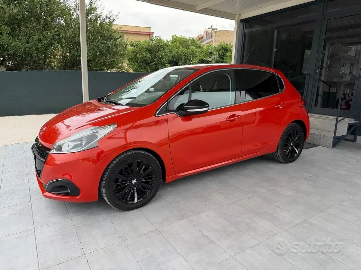 Usata Peugeot 208 Allure 75 CV (55 kW) 2015 Arancione Utilitaria