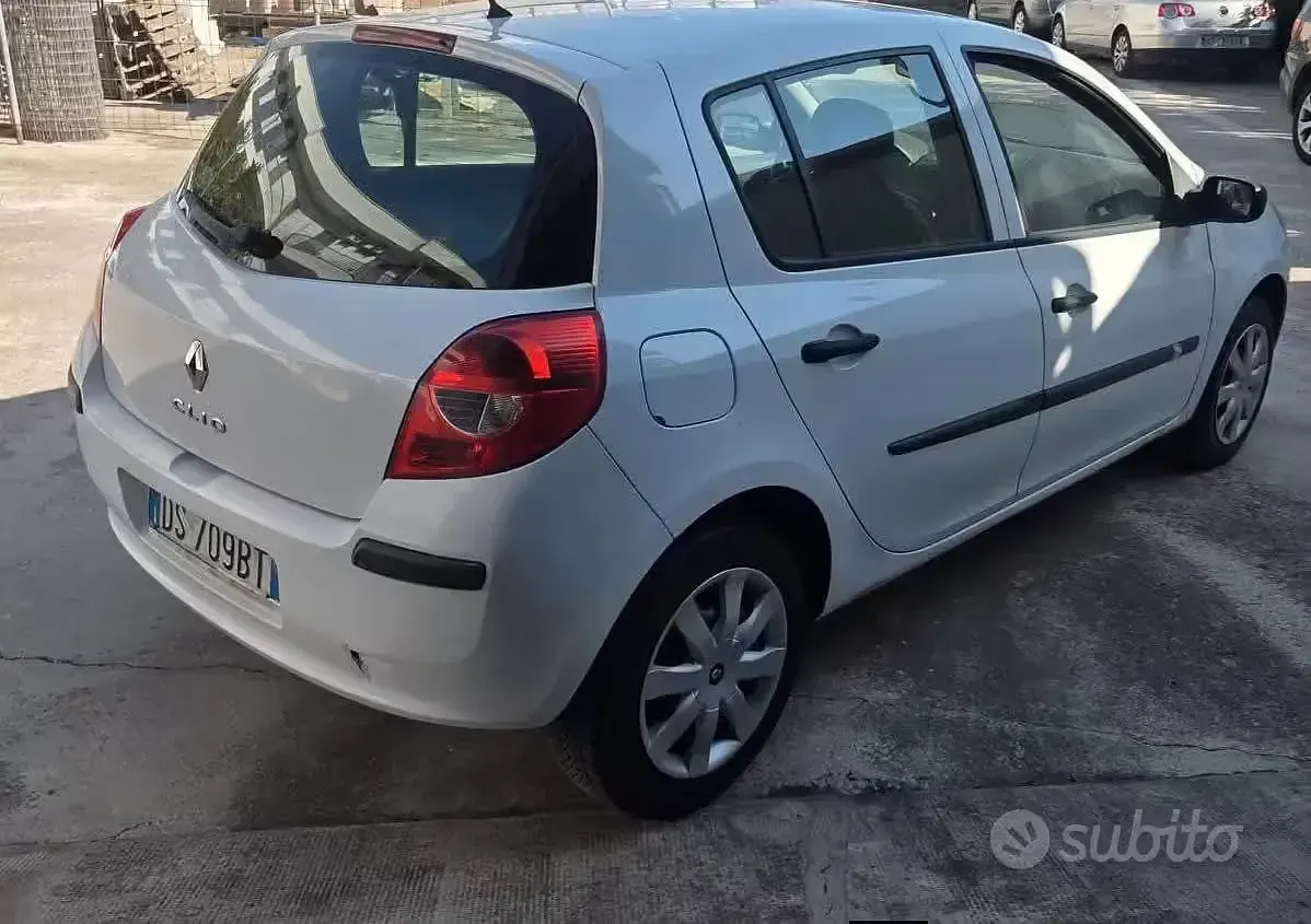 Usata Renault Clio II 68 CV (50 kW) 2008 Bianco Utilitaria
