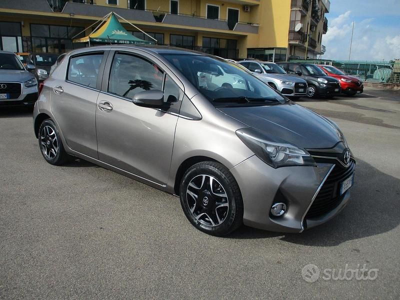 Usata Toyota Yaris Lounge 69 CV (50 kW) 2015 Grigio Berlina