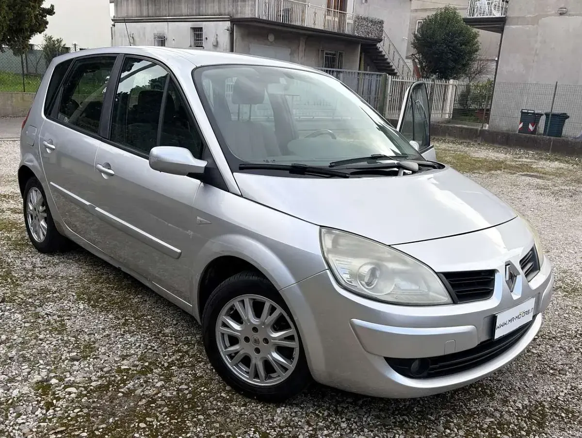 Usata Renault Scénic II 105 CV (77 kW) 2008 Argento Monovolume