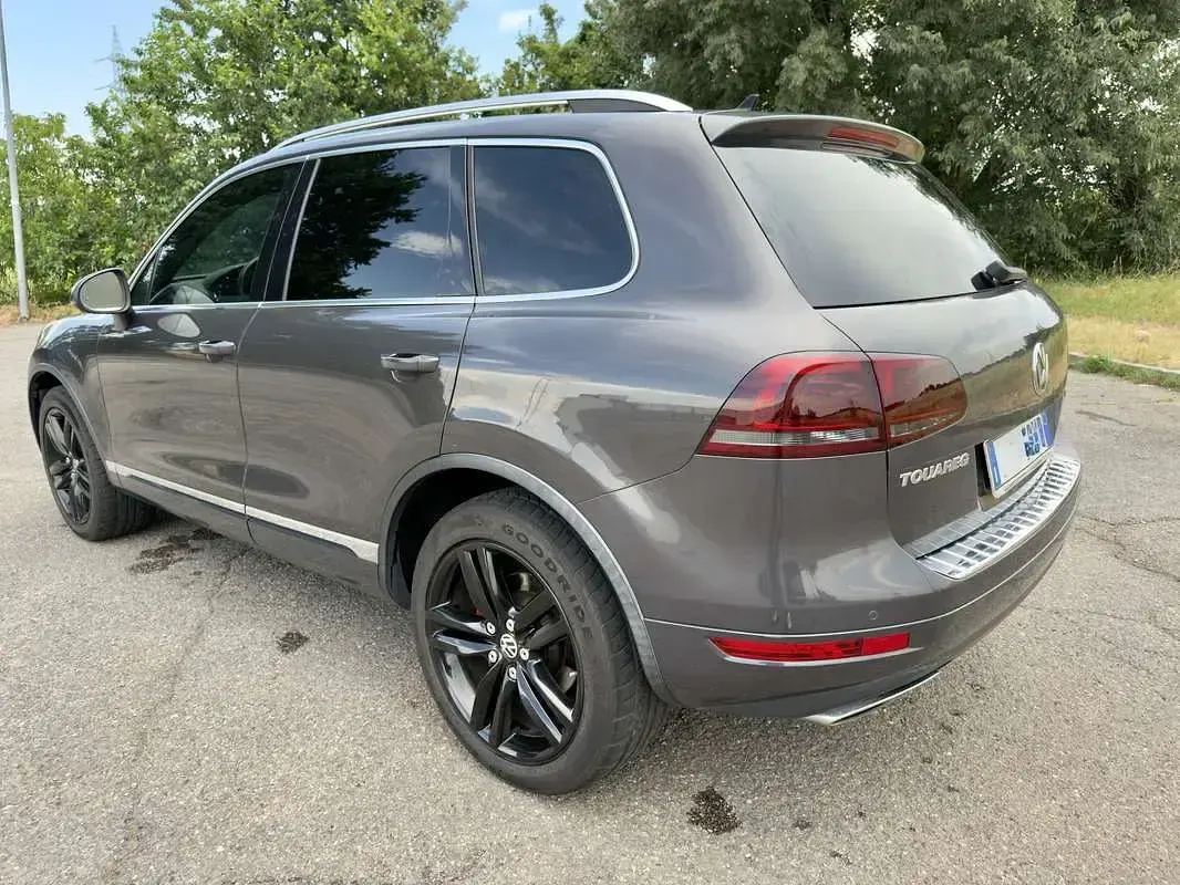 Usata VW Touareg 245 CV (180 kW) 2011 Grigio SUV