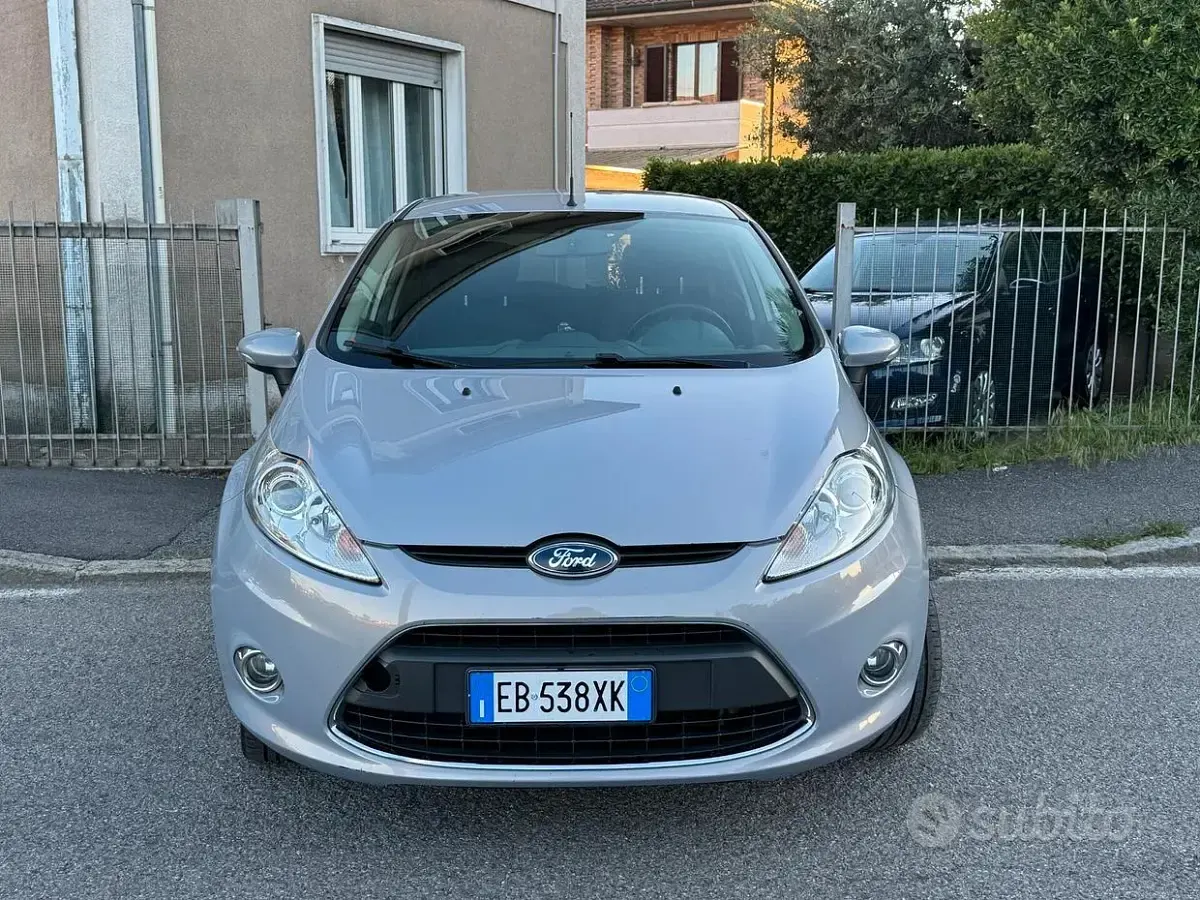 Usata Ford Fiesta Titanium 82 CV (60 kW) 2010 Grigio Berlina