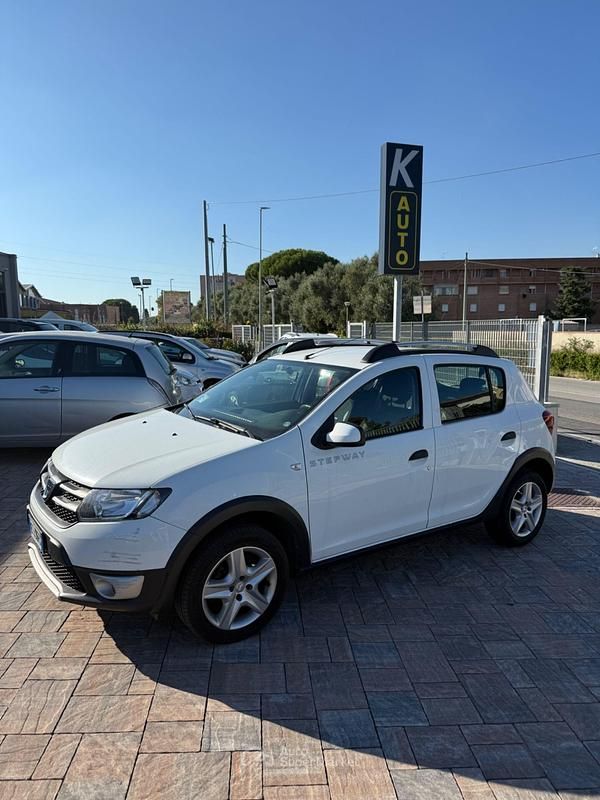 Bianco Usata 2013 Dacia Sandero Stepway Tre volumi | 5450 € (Buon prezzo) - Immagine 1/4