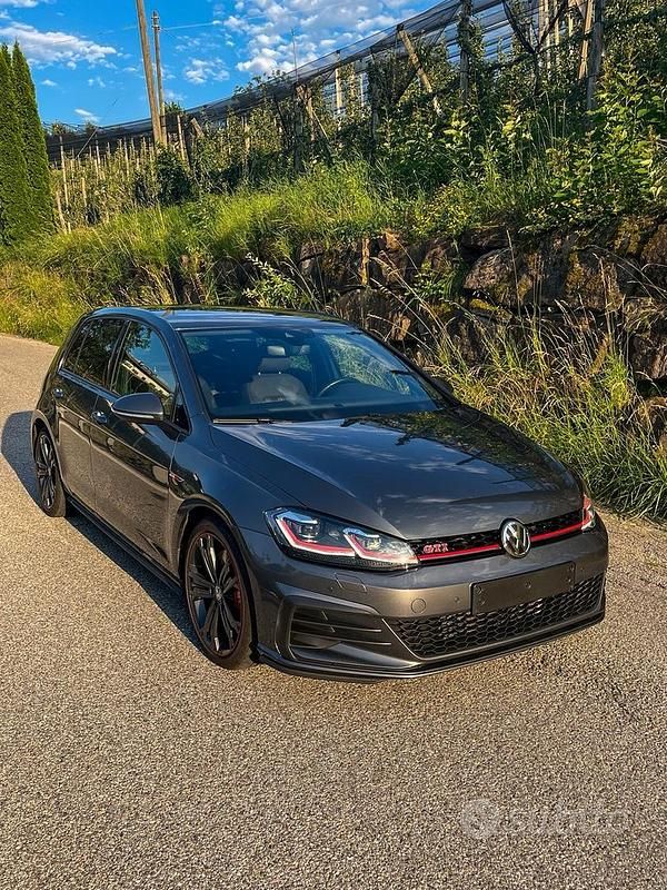 Grigio Usata 2018 VW Golf VII GTI Tre volumi | 22.490 € (Buon prezzo) - Immagine 1/4