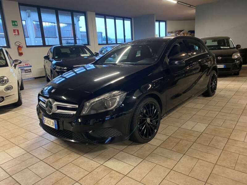Usata Mercedes A180 109 CV (80 kW) 2013 Nero pastello Utilitaria