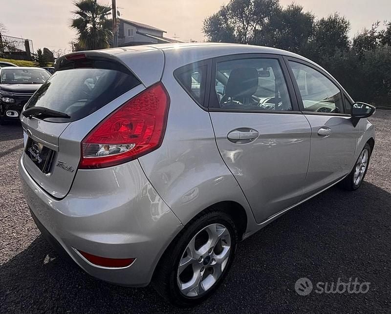 Usata Ford Fiesta Titanium 70 CV (51 kW) 2012 Grigio Utilitaria