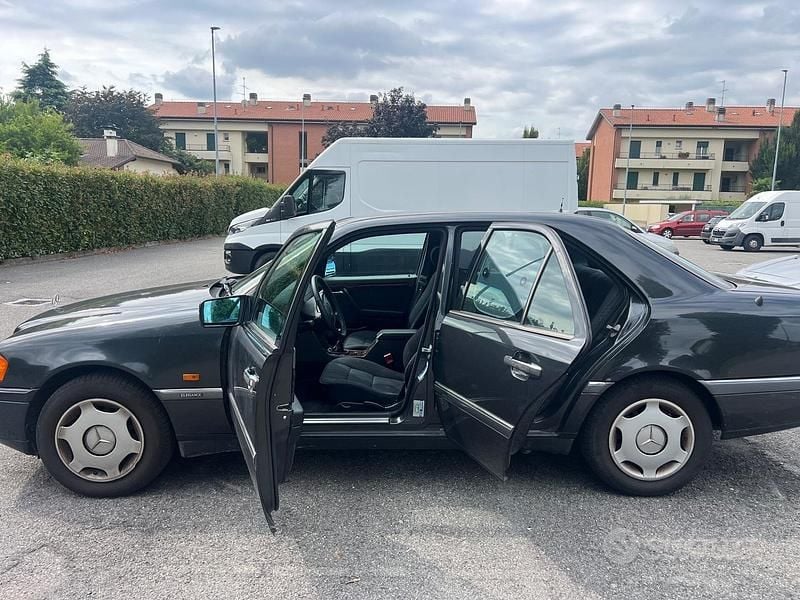 Usata Mercedes C180 Elegance 122 CV (89 kW) 1995 Grigio Berlina
