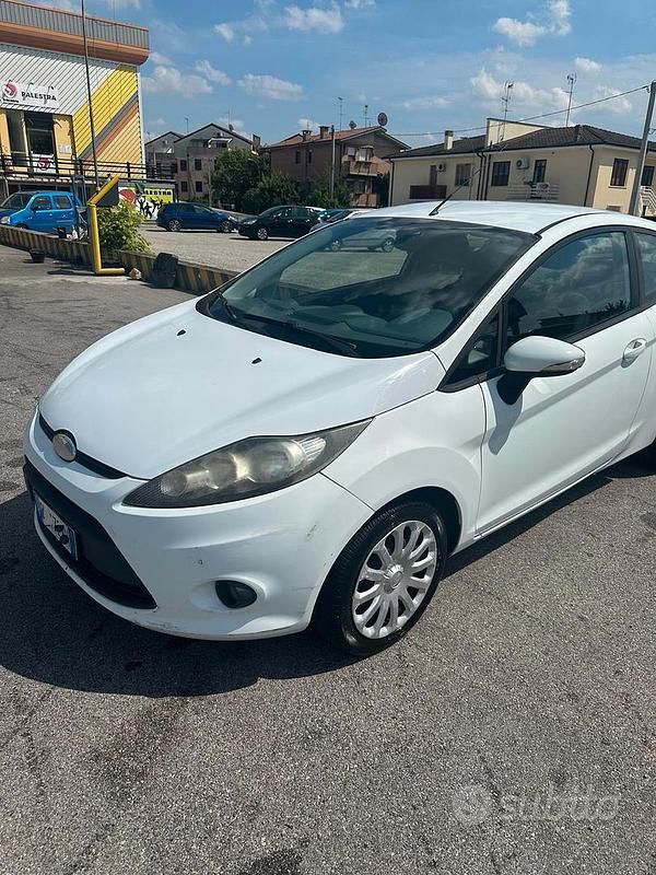 Usata Ford Fiesta Titanium 68 CV (50 kW) 2009 Bianco Utilitaria