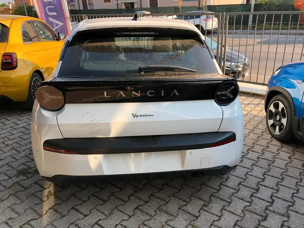 Nuova Lancia Ypsilon 100 CV (73 kW) 2026 Bianco Utilitaria