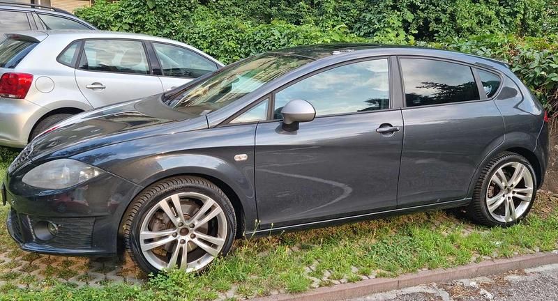 Grigio Usata 2011 Seat Leon FR Tre volumi | 4800 € (Buon prezzo) - Immagine 1/4