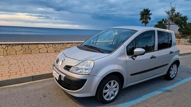 Grigio Usata 2009 Renault Modus Dynamique Monovolume | 2900 € (Buon prezzo) - Immagine 1/4